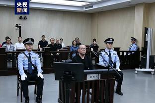 吉林主场球迷不满裁判判罚 朝场内扔水瓶抗议